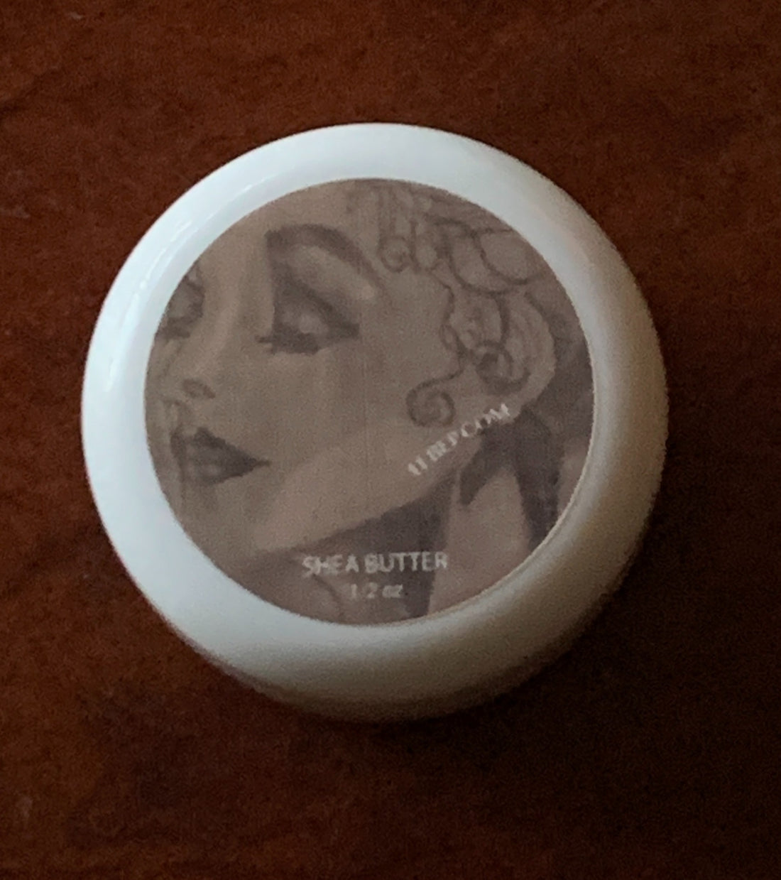 The Lady with the Beautiful Crèmes for the hands (pour les mains)